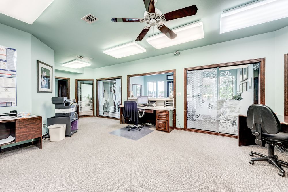 501 W Harwood Rd, Hurst, TX 76054